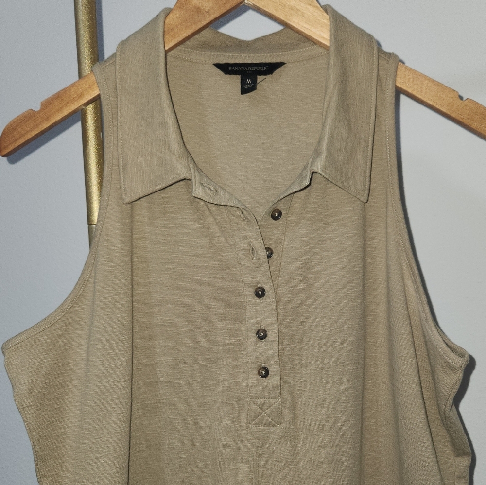 Banana Republic Factory sleeveless johnny-collar v-neck